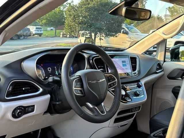 Used 2024 Black Chrysler Touring L image 16