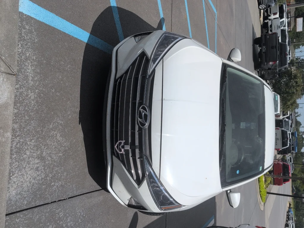 Used 2019 Quartz White Hyundai SE image 1