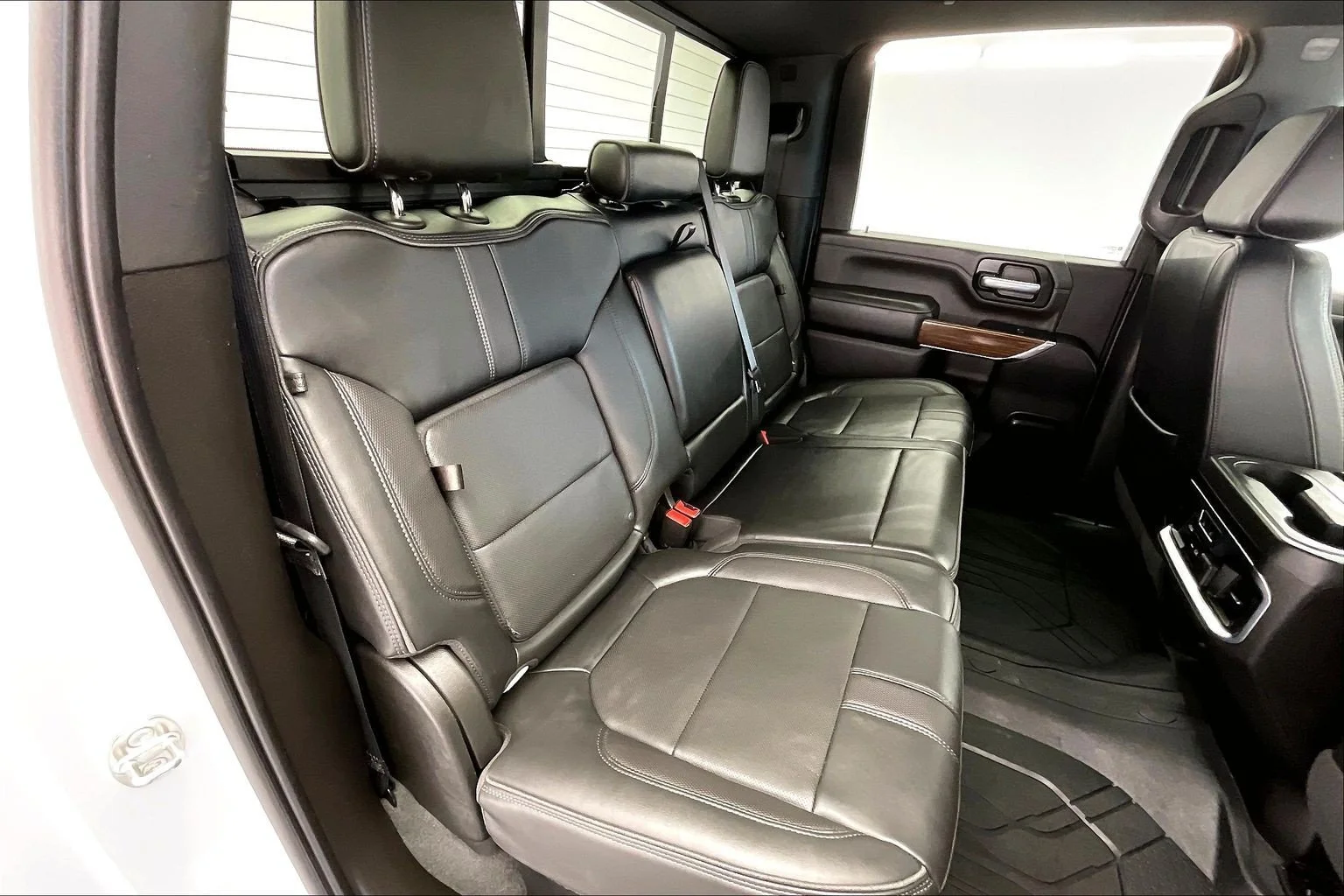 Used 2022 Iridescent Pearl Tricoat Chevrolet High Country image 18