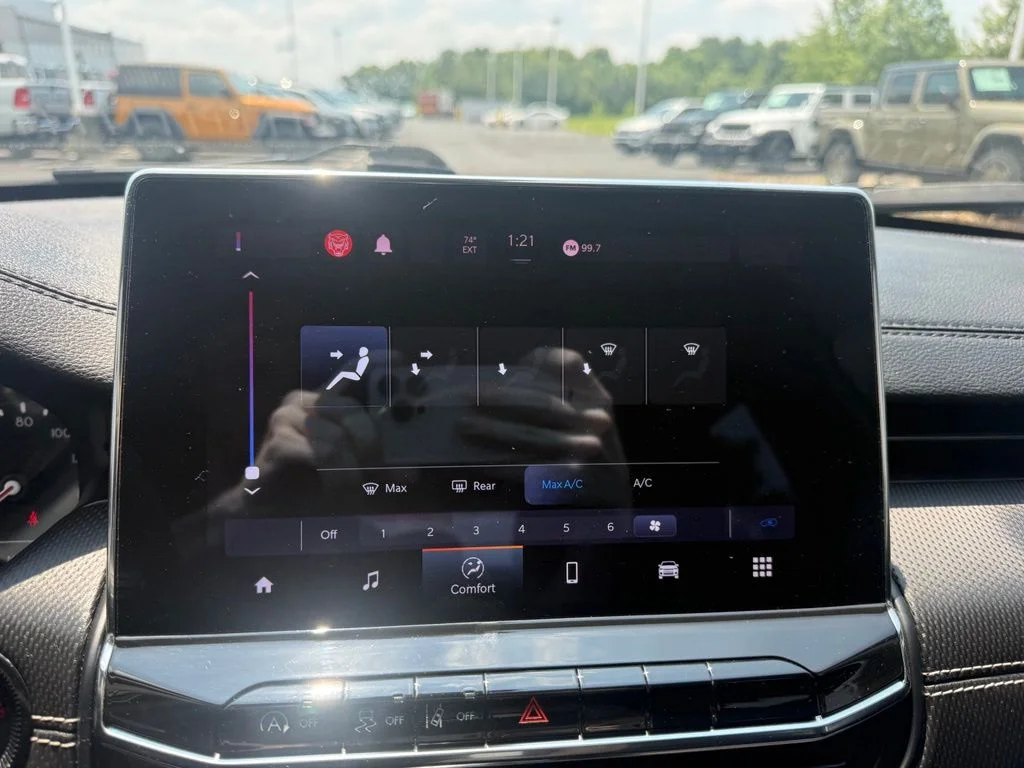 Used 2022 White Jeep Latitude image 19