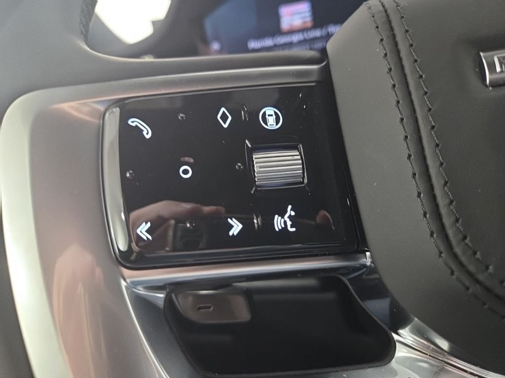 New 2026 Ostuni Pearl White Land Rover SE image 12