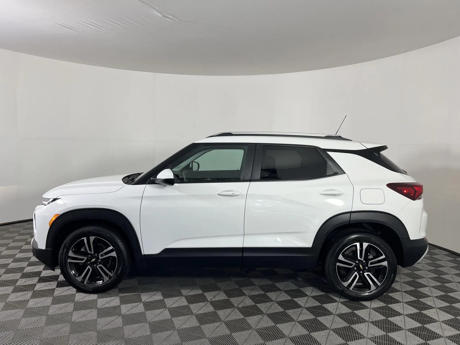 Used 2023 Summit White Chevrolet LT image 5