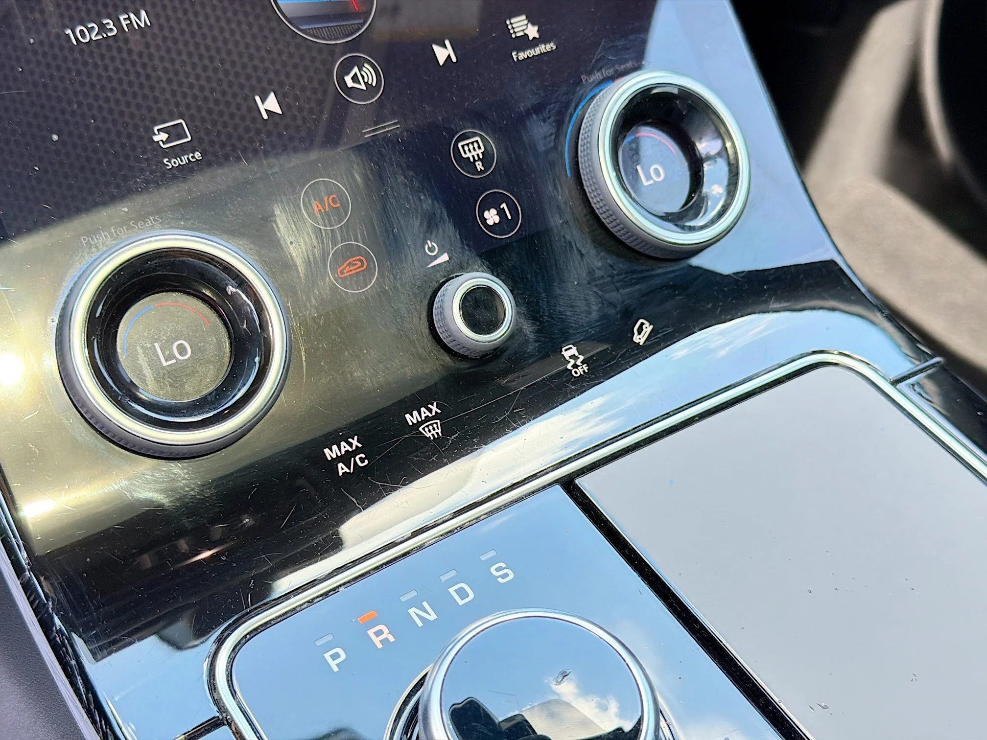 Used 2019 Narvik Black Land Rover R-Dynamic SE image 33
