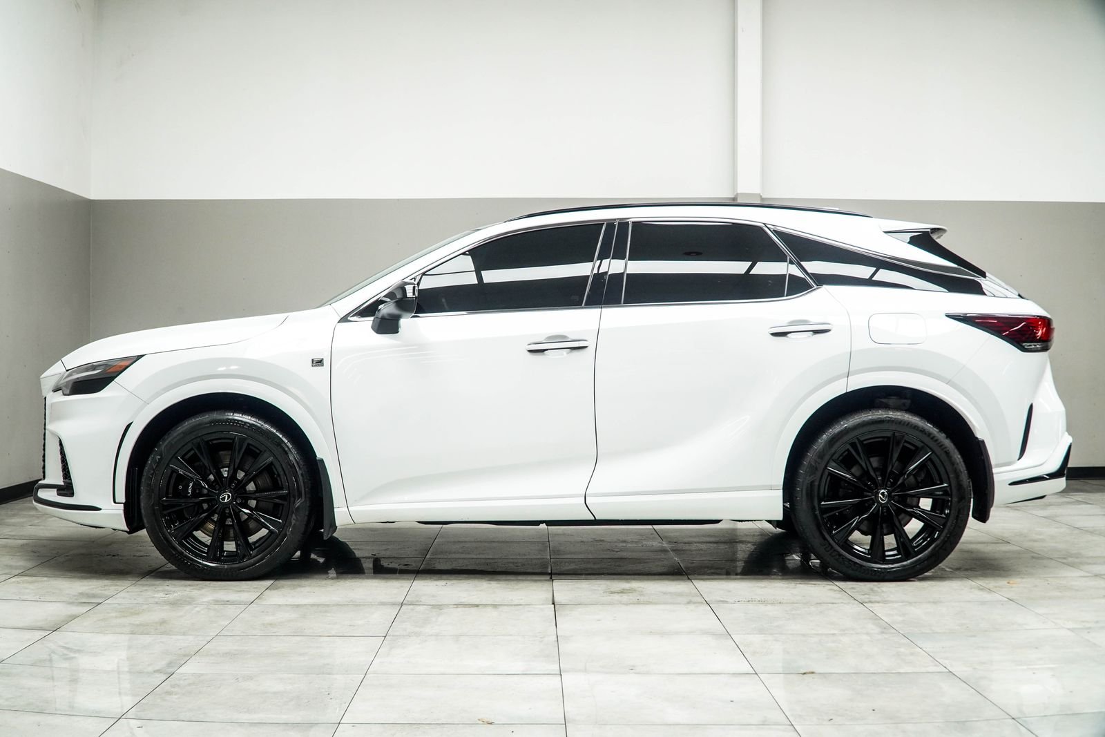 Used 2024 White Lexus 500h F SPORT Performance image 9