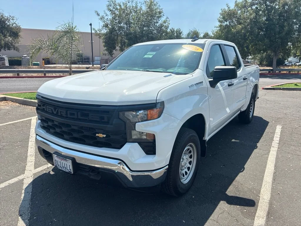New 2026 Summit White Chevrolet WT image 7