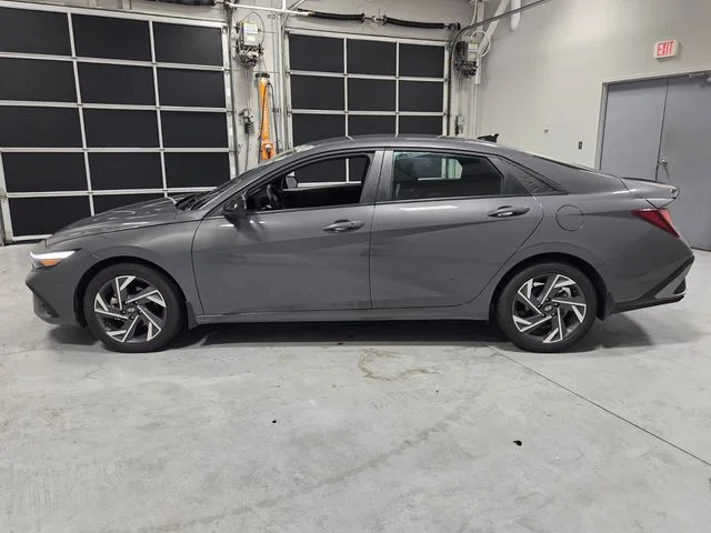 Used 2025 Gray Hyundai SEL Sport image 4