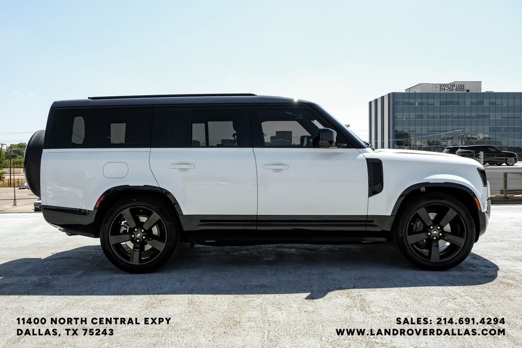 Used 2025 Fuji White Land Rover X-Dynamic SE image 4