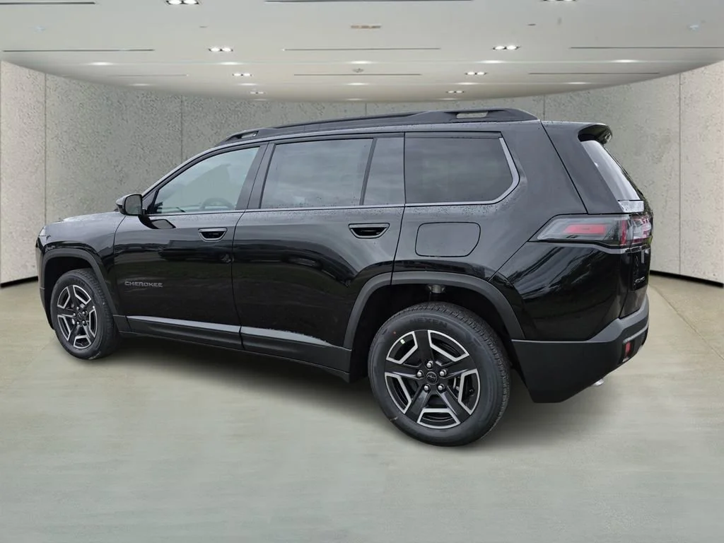 New 2026 Diamond Black Crystal Pearl-Coat Exterior Paint Jeep Laredo image 4