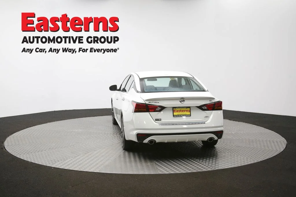 Used 2022 White Nissan 2.5 SL image 36