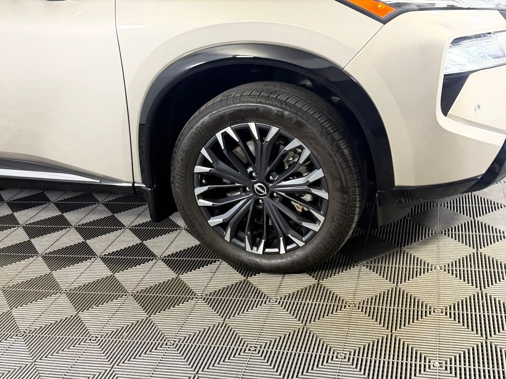 Used 2025 Gold Nissan Platinum image 8