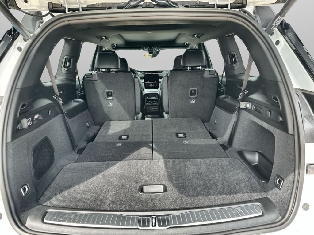 New 2025 Bright White Clear-Coat Exterior Paint Jeep Overland image 18