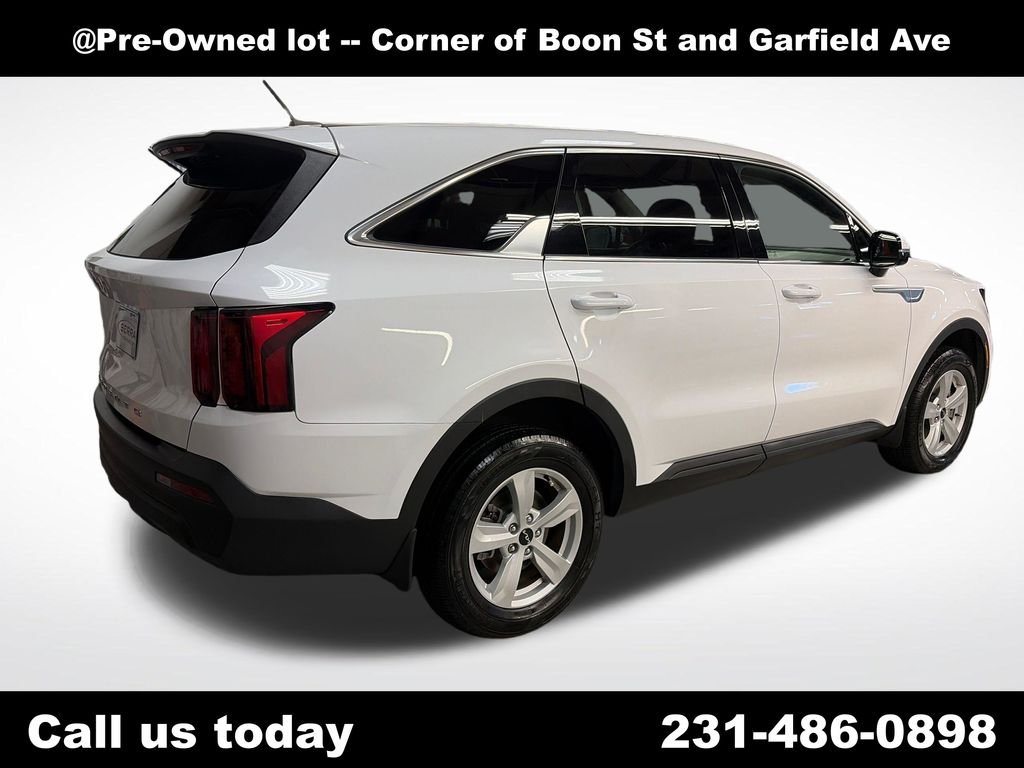 Used 2022 White Kia LX image 8