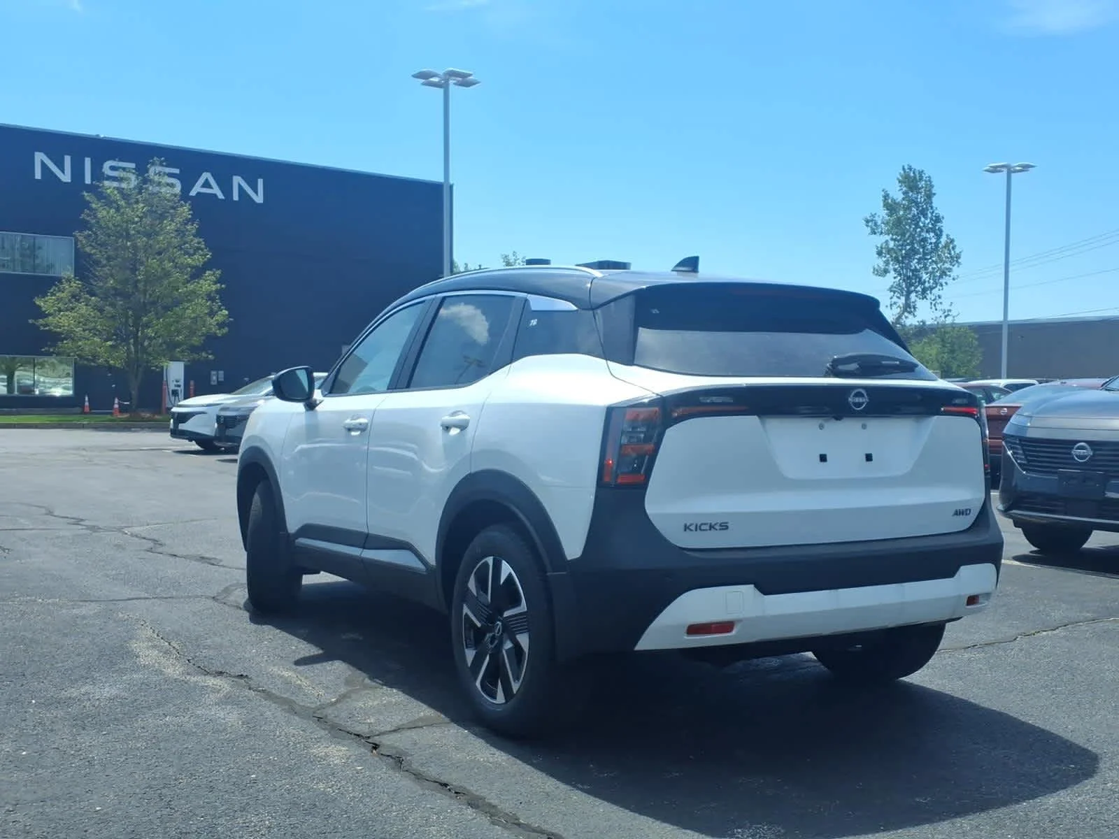 New 2026 Aspen White Tricoat/Super Black Nissan SV image 4