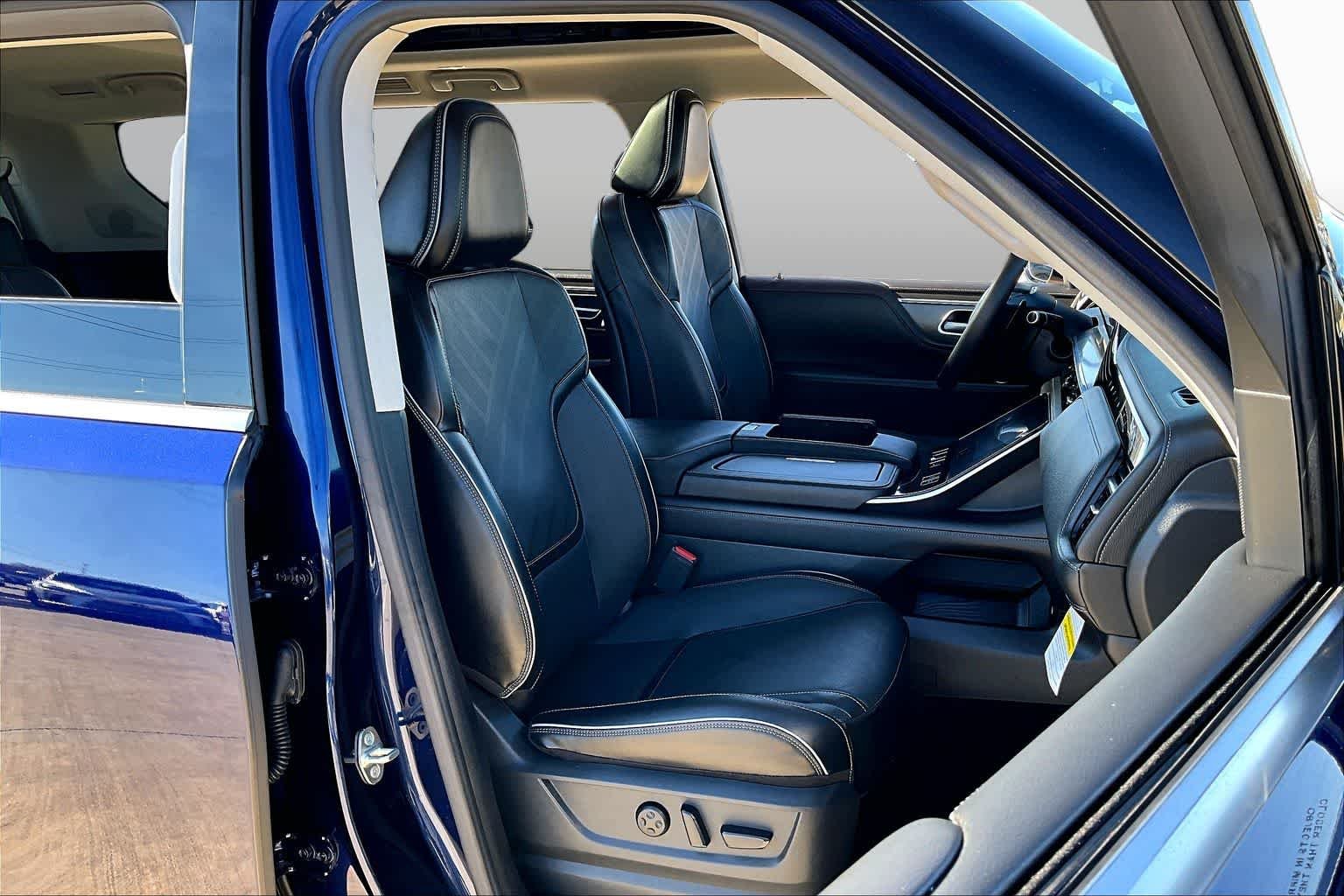 Used 2025 Grand Blue INFINITI LUXE image 16