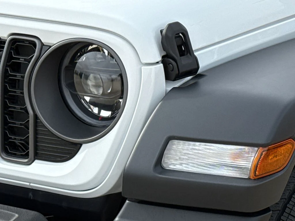 New 2026 Bright White Clear-Coat Exterior Paint Jeep Sport S image 4