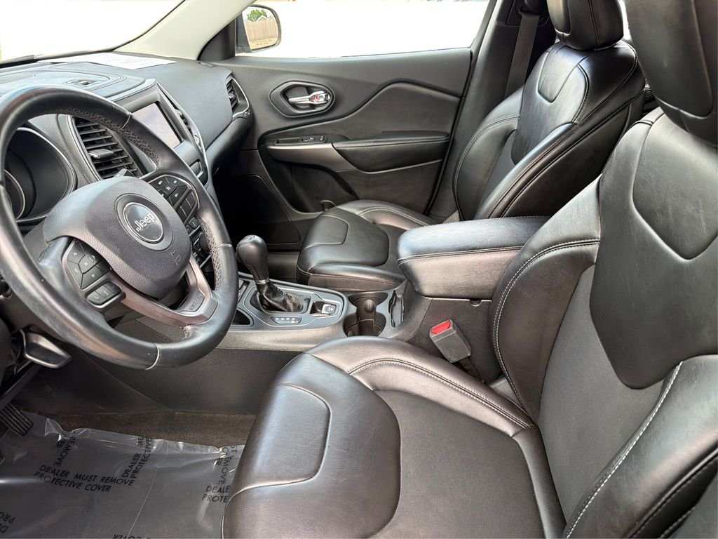 Used 2019 Velvet Red Pearlcoat Jeep Latitude Plus image 10