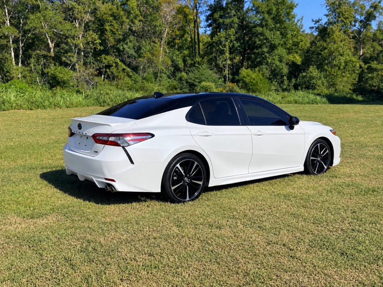 Used 2018 White Toyota XSE V6 4dr Sedan image 5