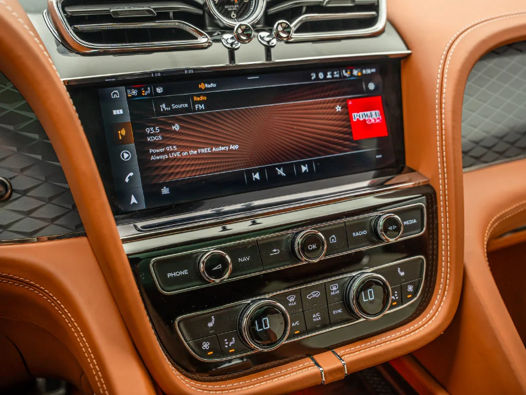 Used 2022 White Bentley V8 image 34