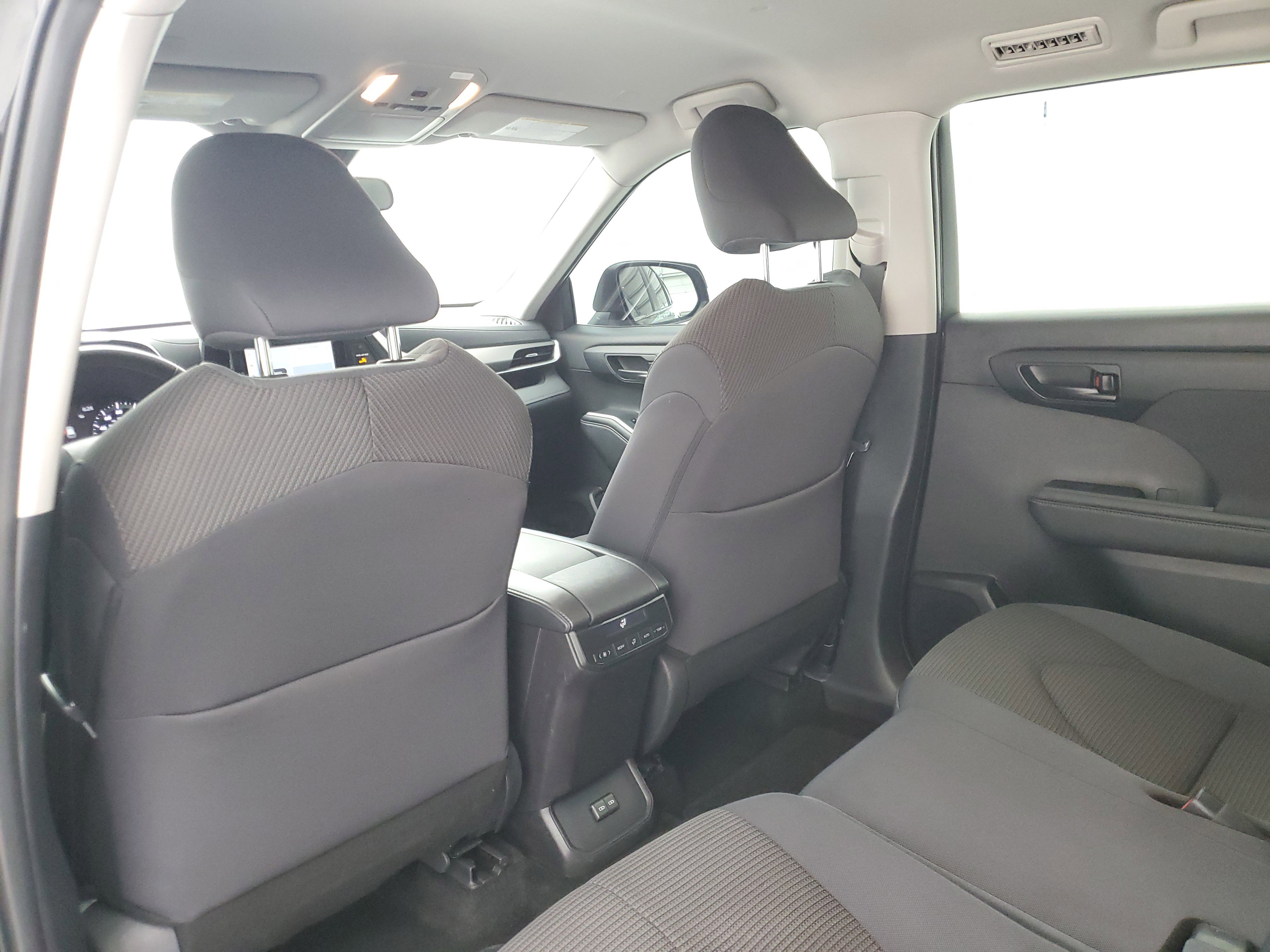 2024 Toyota Highlander LE - Photo 16