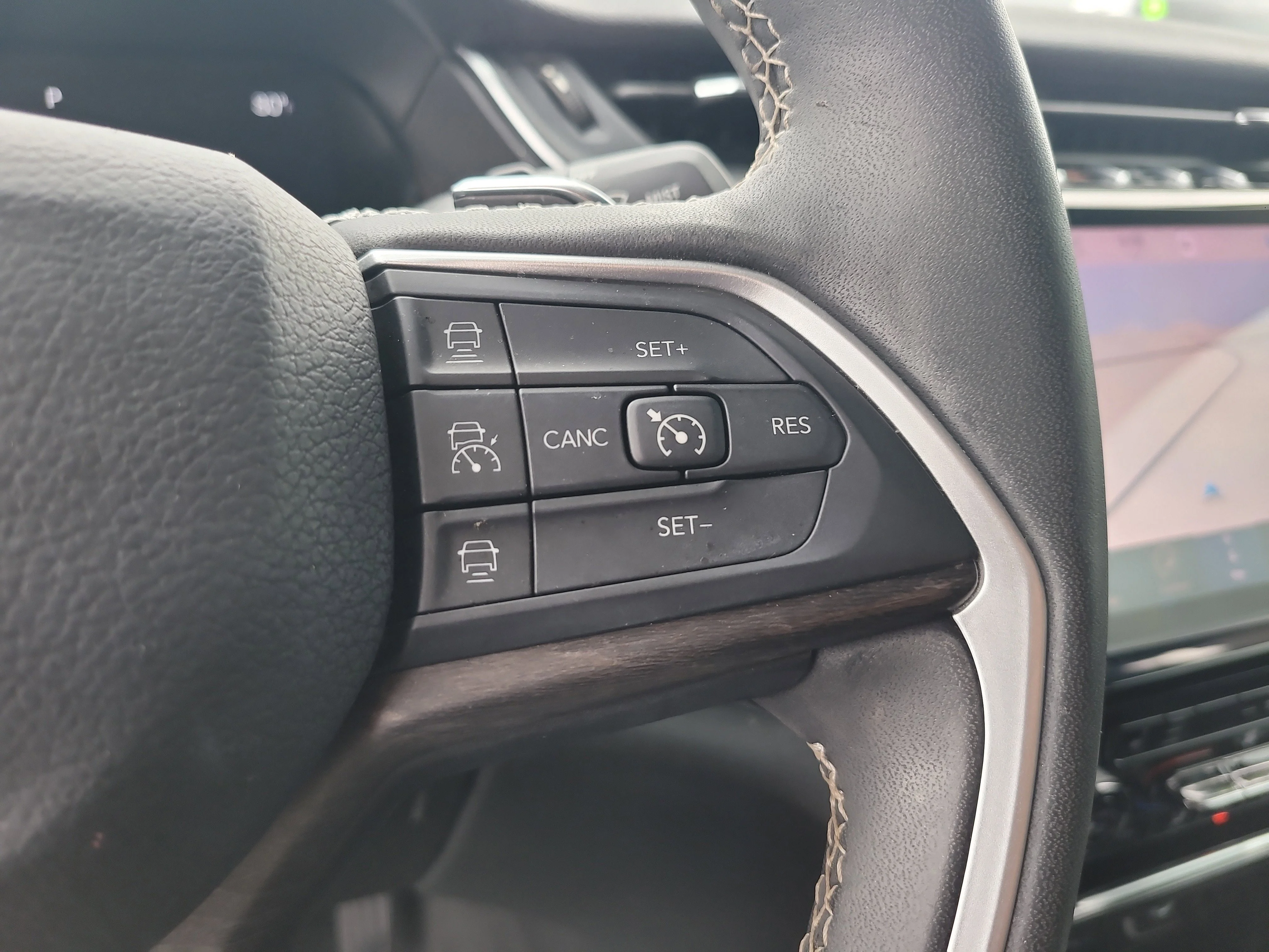 Used 2023 Diamond Black Crystal Pearlcoat Jeep Limited image 29