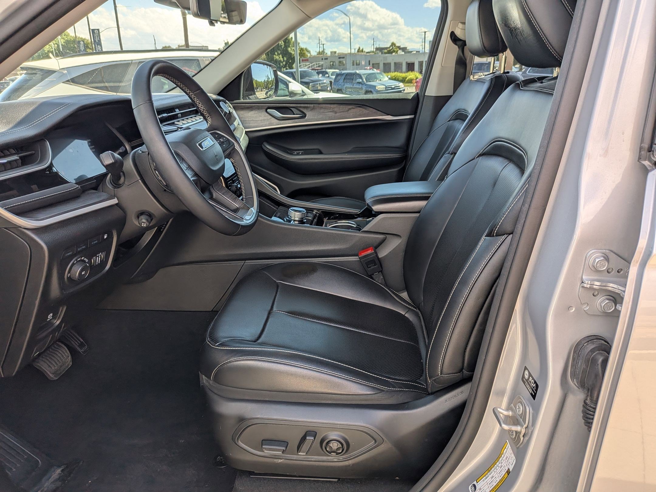 Used 2023 Silver Zynith Jeep 4xe image 27