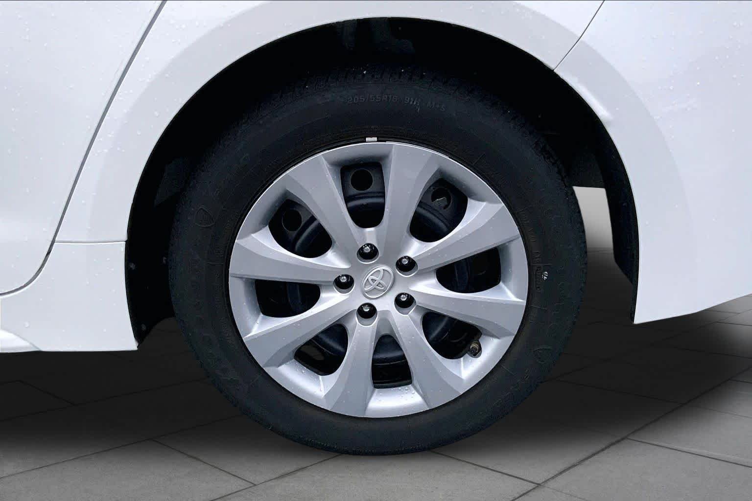 Used 2023 Ice Cap Toyota LE image 11