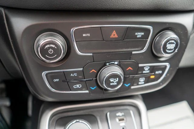Used 2019 White Clearcoat Jeep Latitude image 28