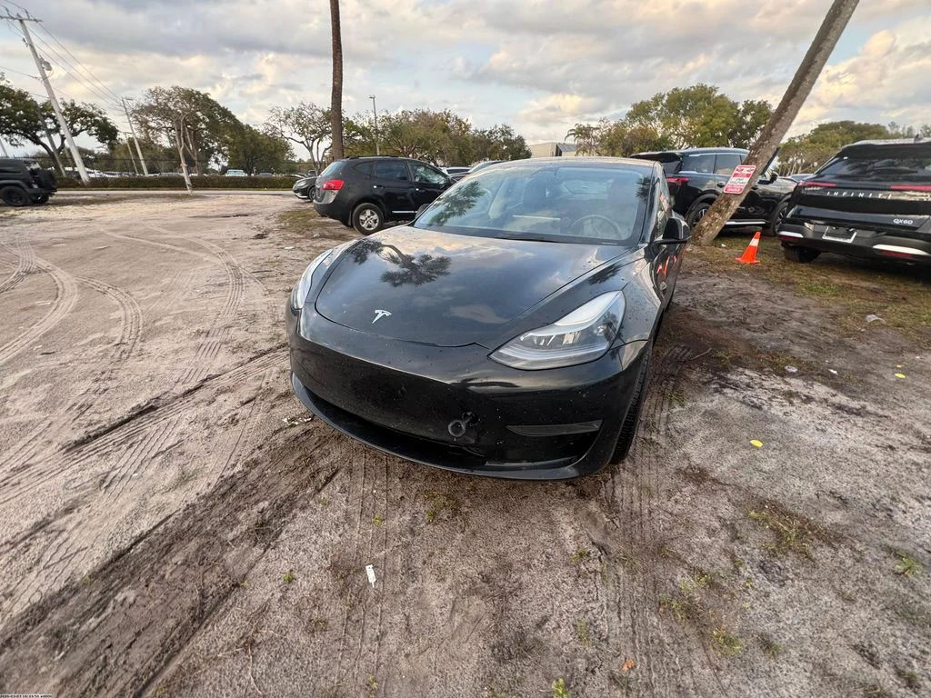 2022 Tesla Model 3 Standard Range Plus's photo