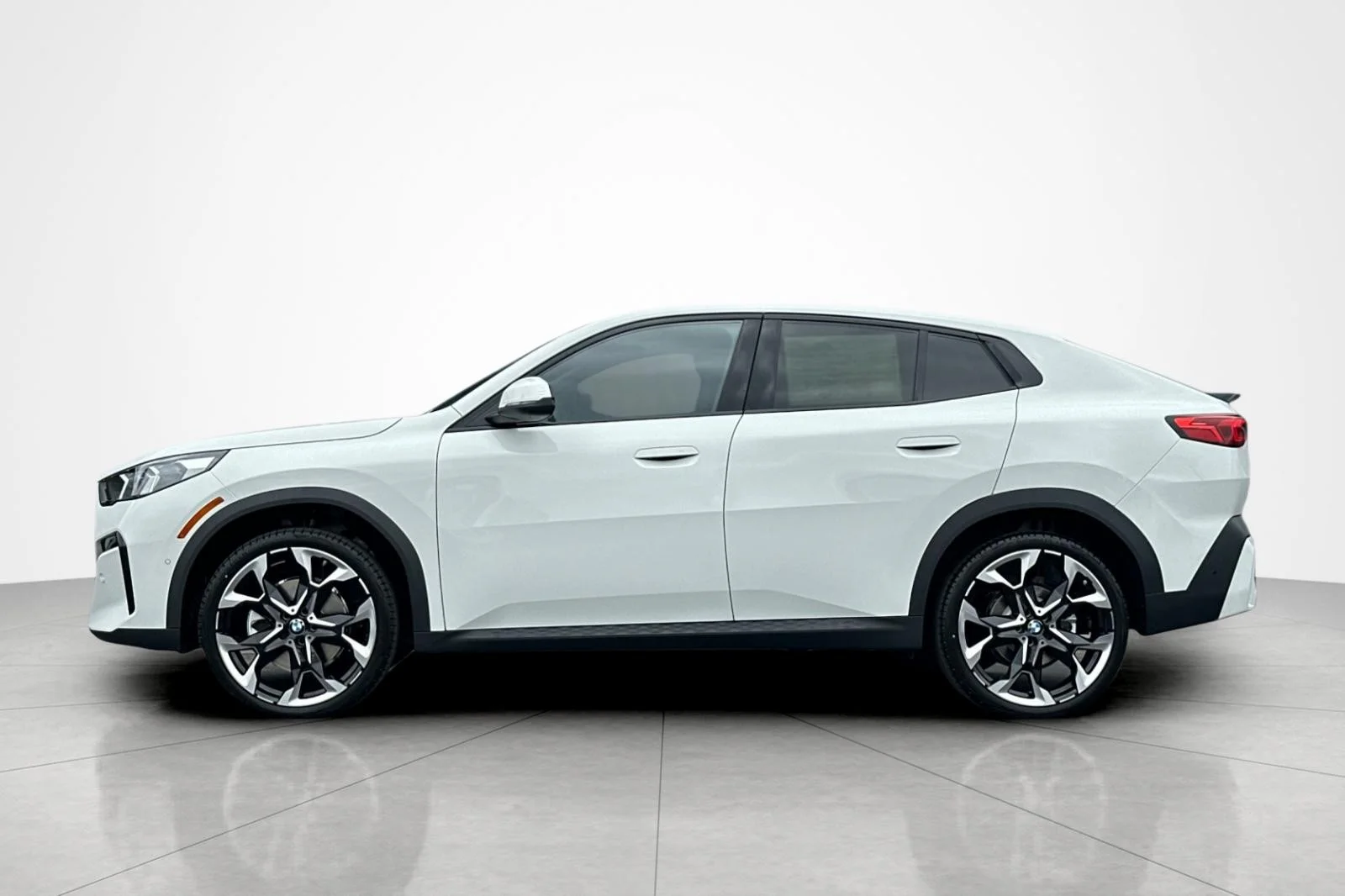 New 2026 Alpine White BMW xDrive28i image 2