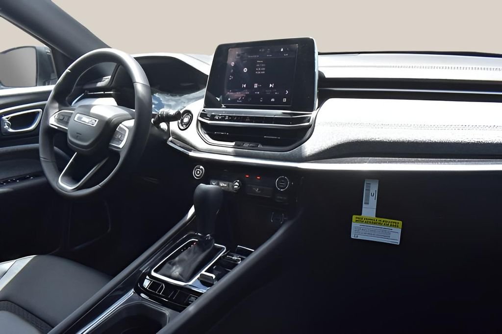 Used 2025 White Jeep Latitude image 18