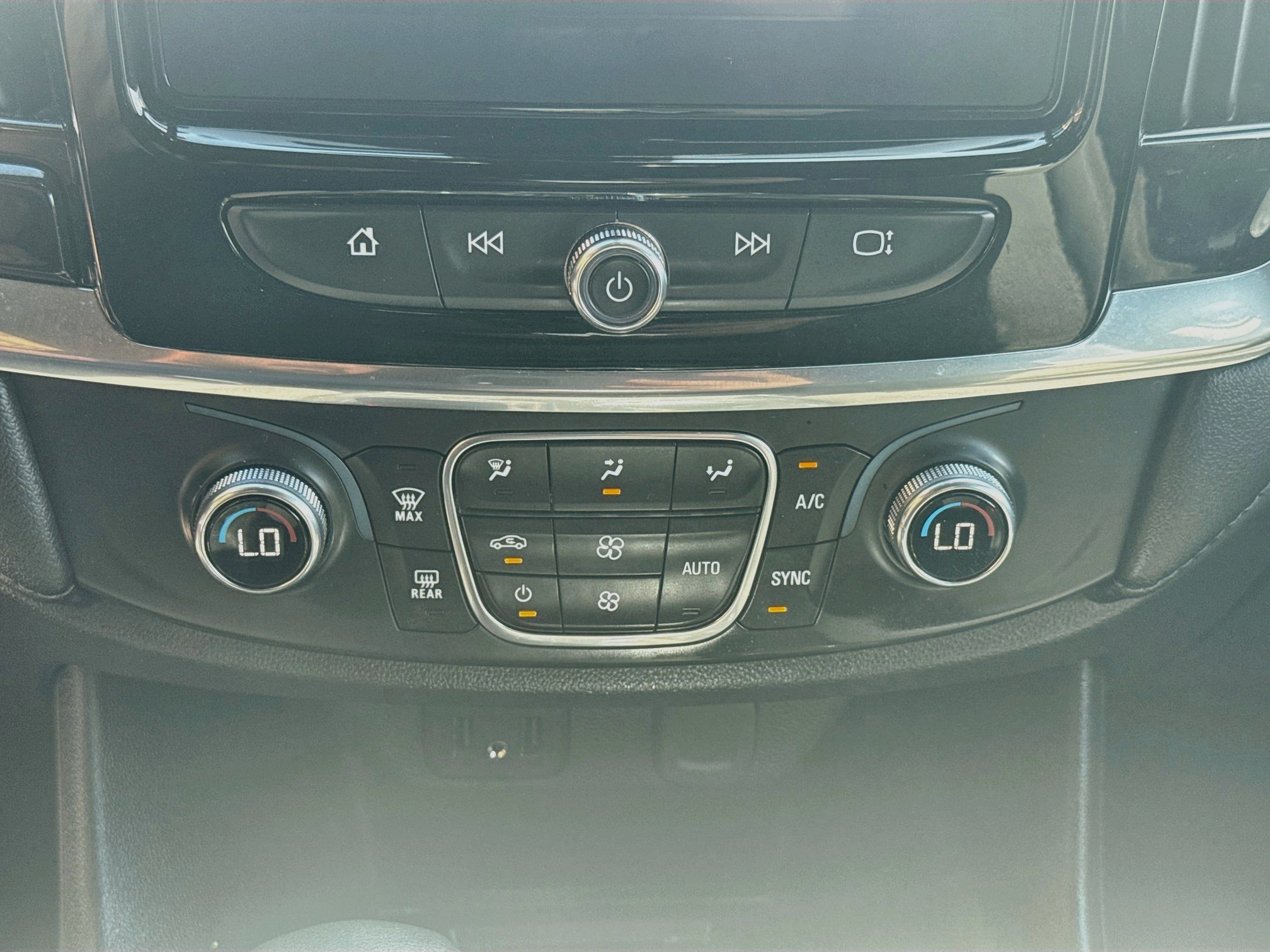 Used 2022 Summit White Chevrolet LT Cloth image 12