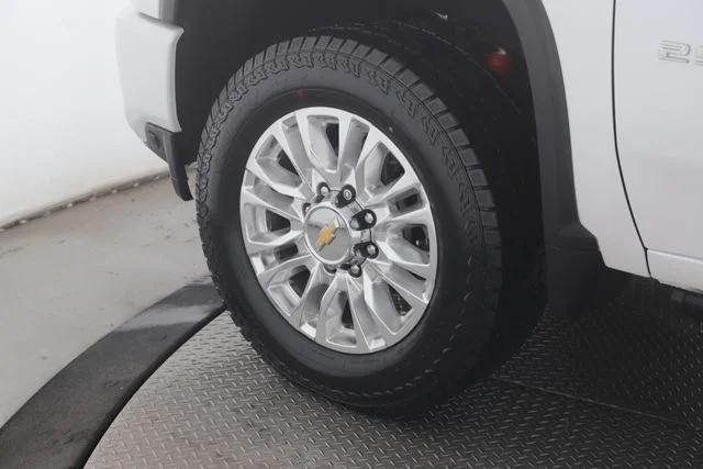 Used 2022 White Chevrolet High Country image 13