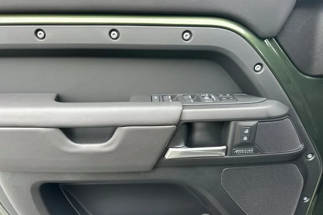 New 2026 Woolstone Green Land Rover X-Dynamic SE image 10