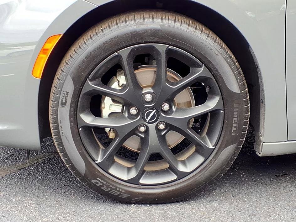 Used 2025 Ceramic Gray Clearcoat Chrysler Limited image 9