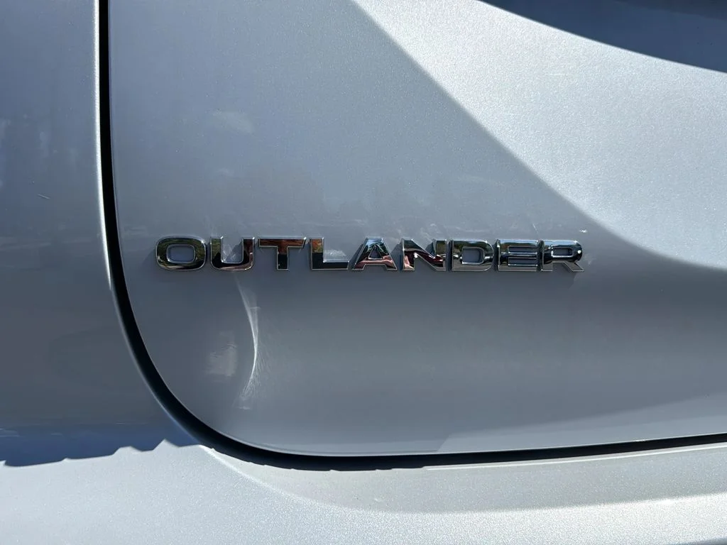 New 2026 White Diamond Mitsubishi SEL image 34