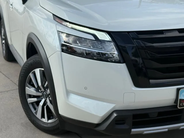 Used 2024 Pearl White Nissan SL image 4
