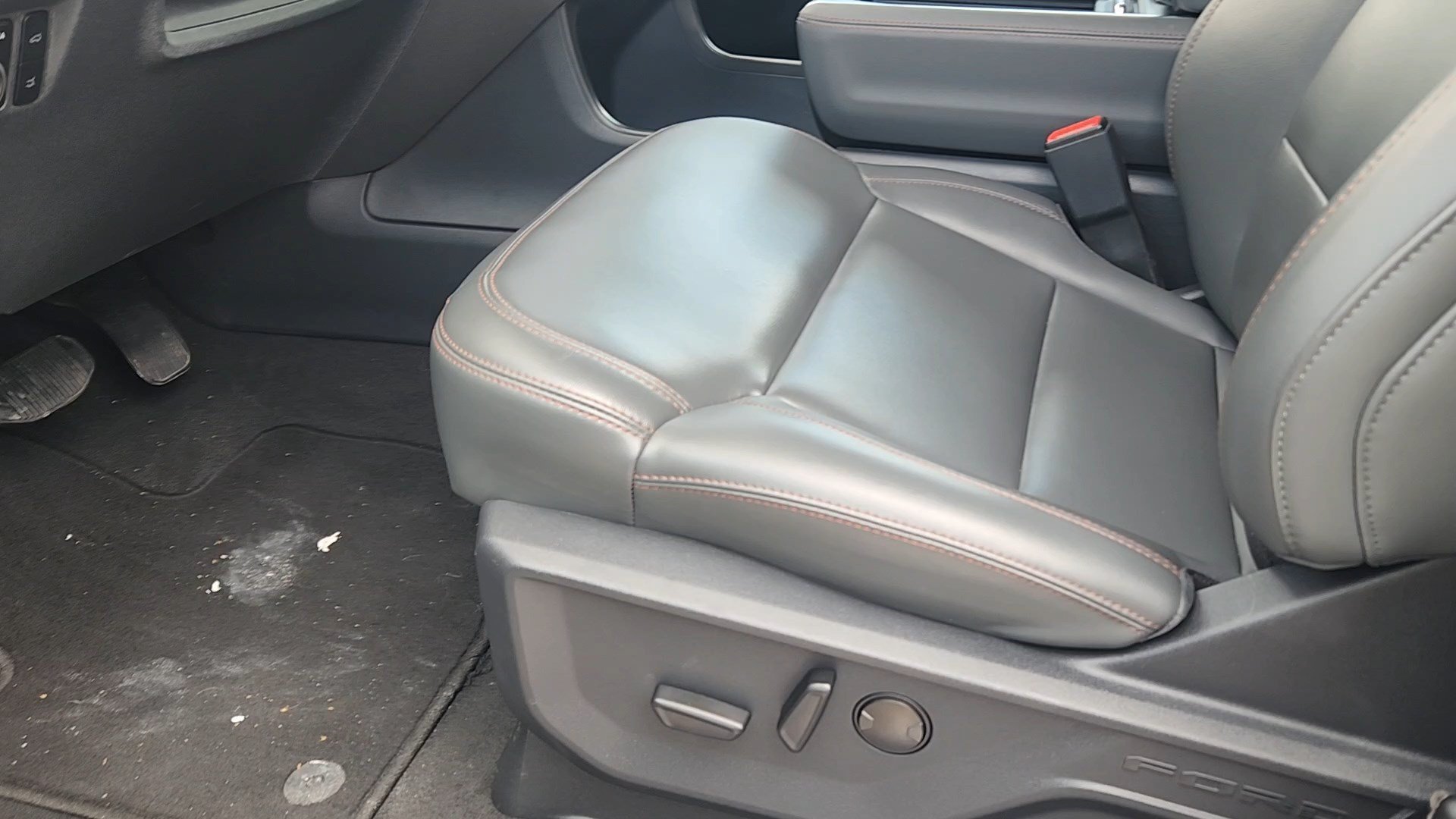 Used 2025 Agate Black Metallic Ford Active image 18