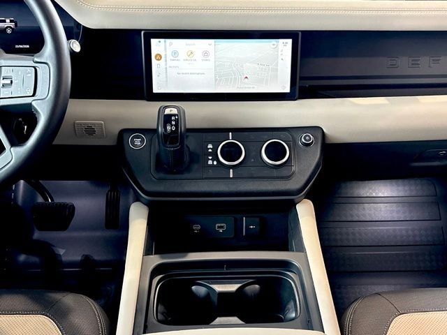 Used 2024 White Land Rover X-Dynamic SE image 19