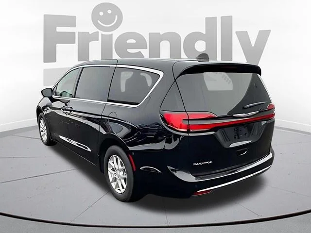New 2026 Diamond Black Crystal Pearl-Coat Exterior Paint Chrysler Select image 7