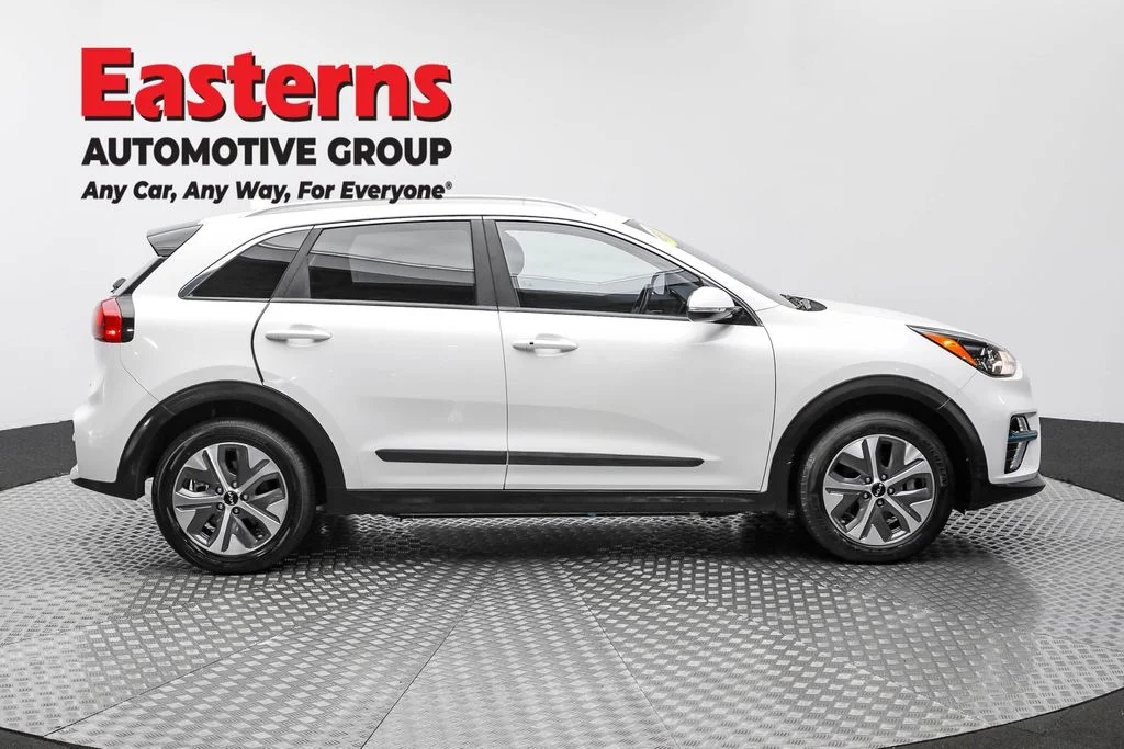 Used 2022 White Kia EX image 4
