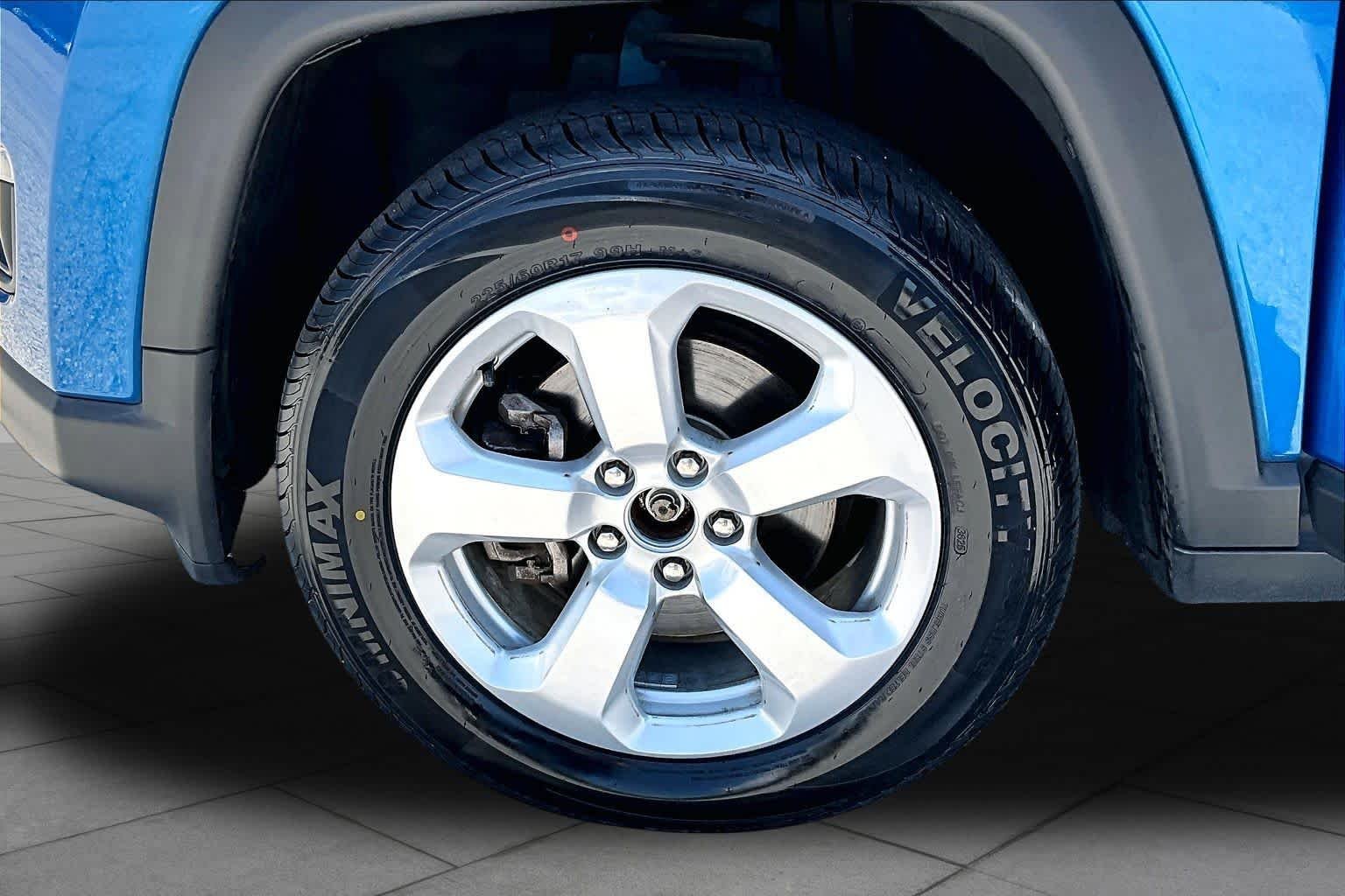 Used 2018 Laser Blue Pearlcoat Jeep Latitude image 11