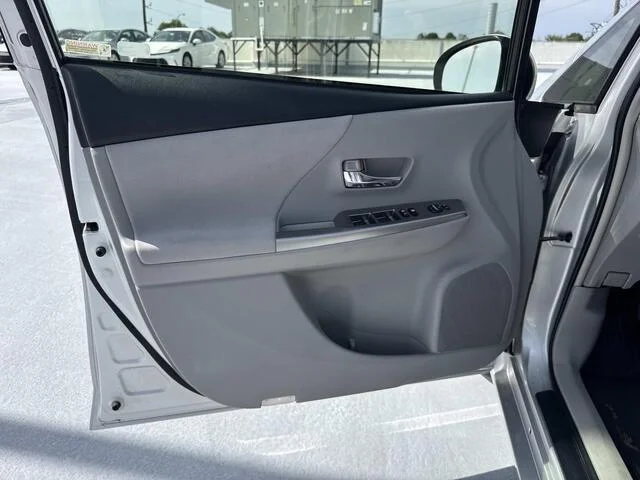 Used 2015 Classic Silver Metallic Toyota Three image 18