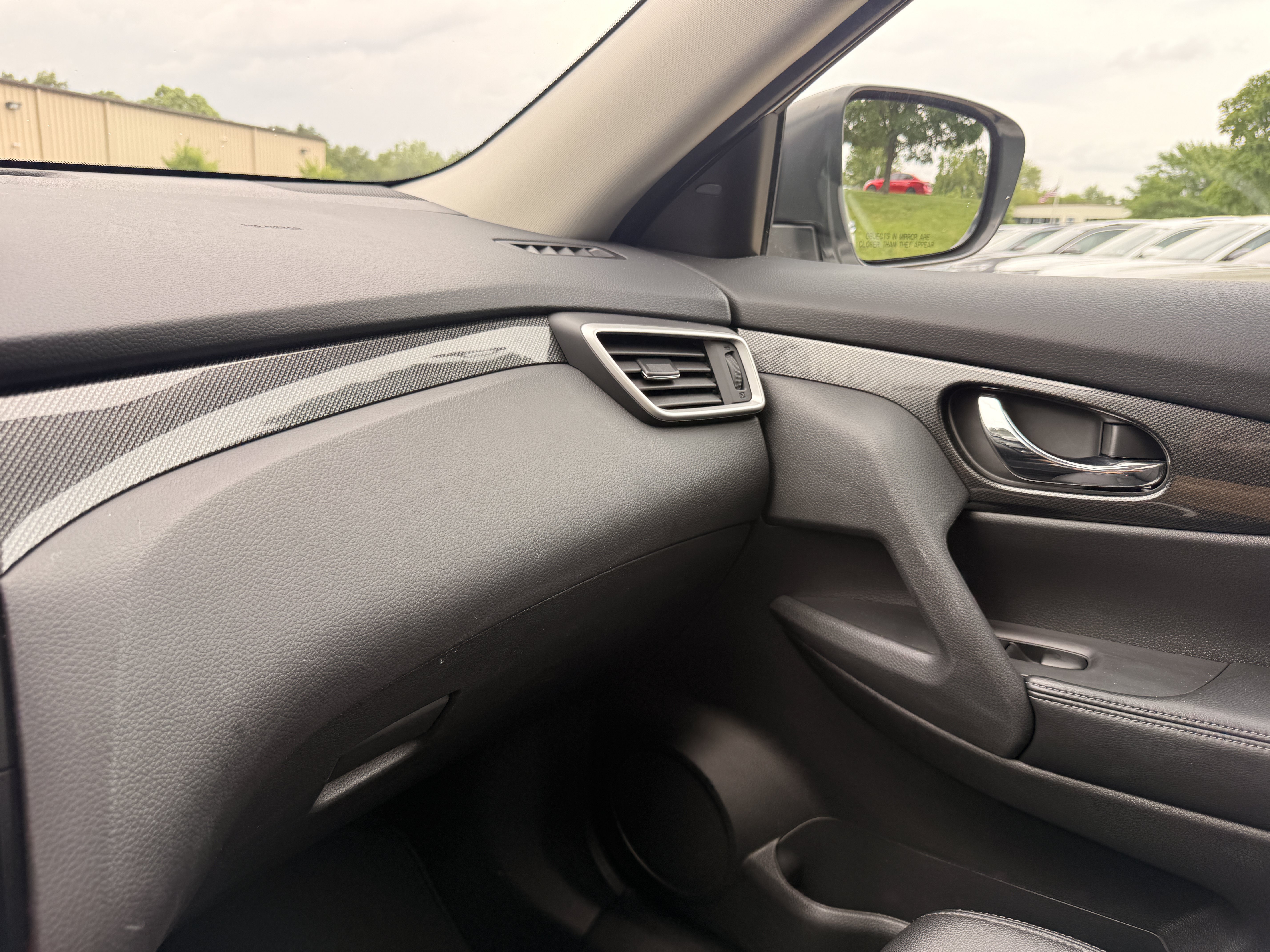 Used 2016 Pearl White Nissan SL image 32