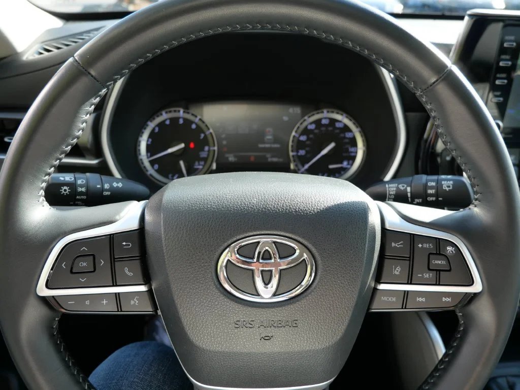 Used 2022 Silver Toyota XLE image 25