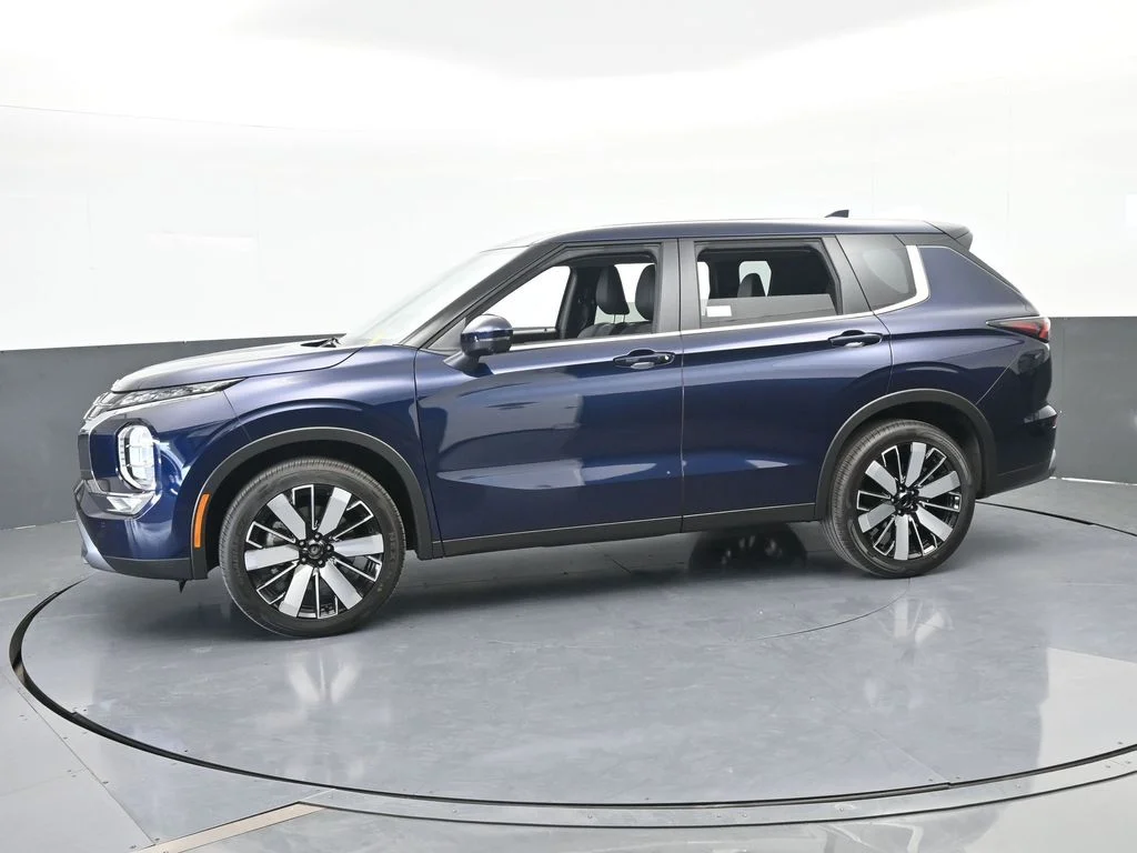 2026 Mitsubishi Outlander SE - Photo 2