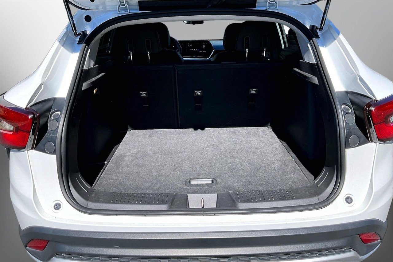Used 2025 White Chevrolet LT image 23
