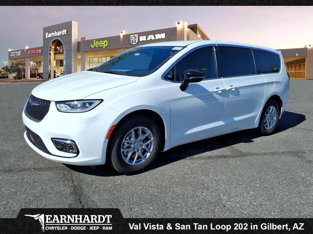 2026 Chrysler Pacifica Select's photo