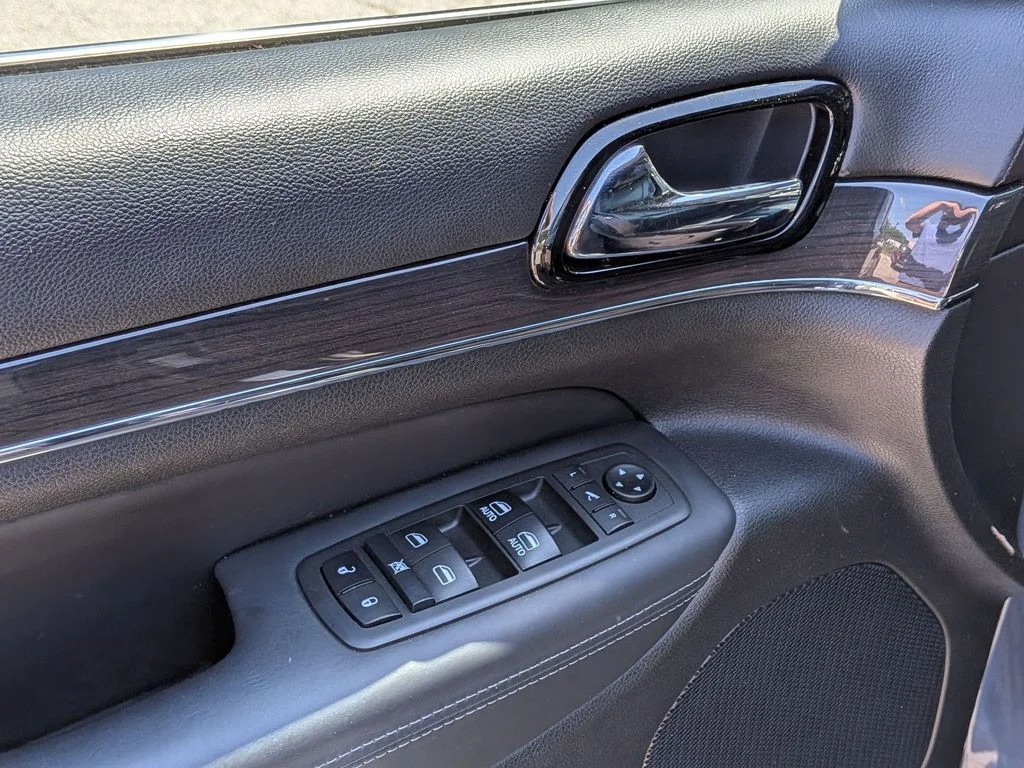 Used 2019 Blue Jeep Overland image 12