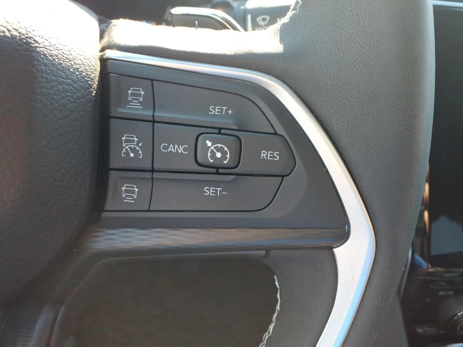Used 2024 White Jeep Laredo image 19
