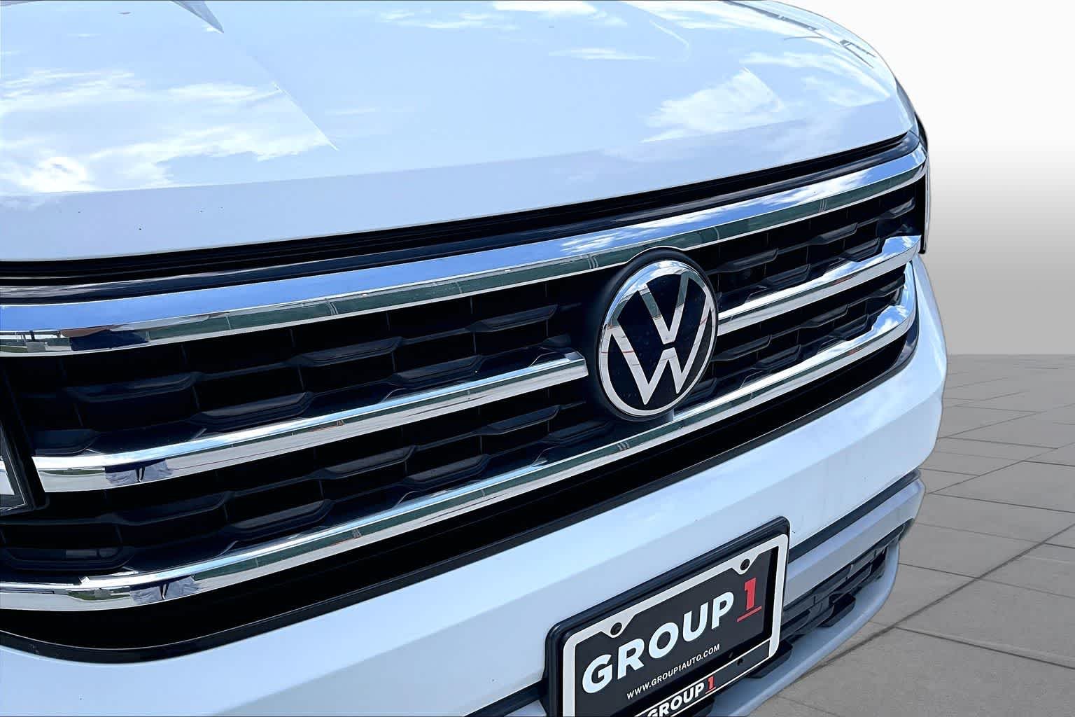 Used 2023 Pure White Volkswagen 2.0T SE w/Technology image 29